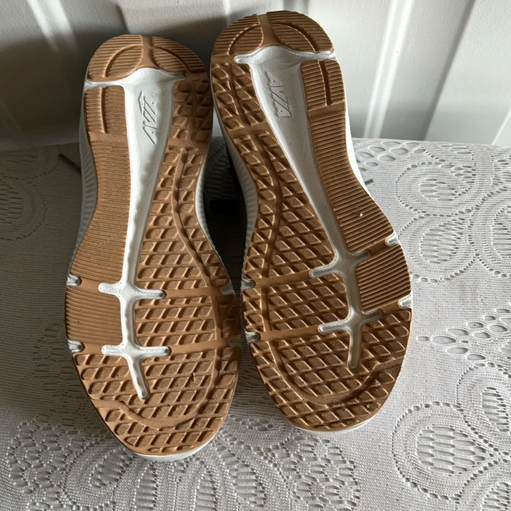 Girls sneakers size 6. - Picture 5 of 6